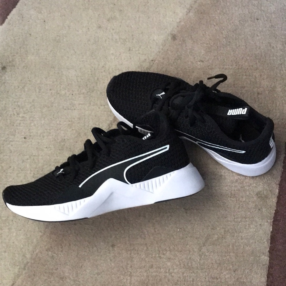 PUMA- Women Running shoes/ black